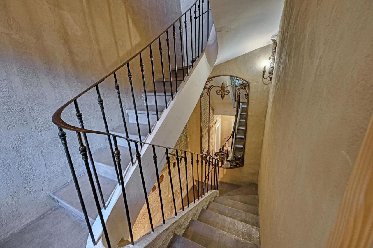 Au Coeur Des Papes, Dans Batisse De Charme Studios & Appartements En Coeur De Ville Avignon Buitenkant foto