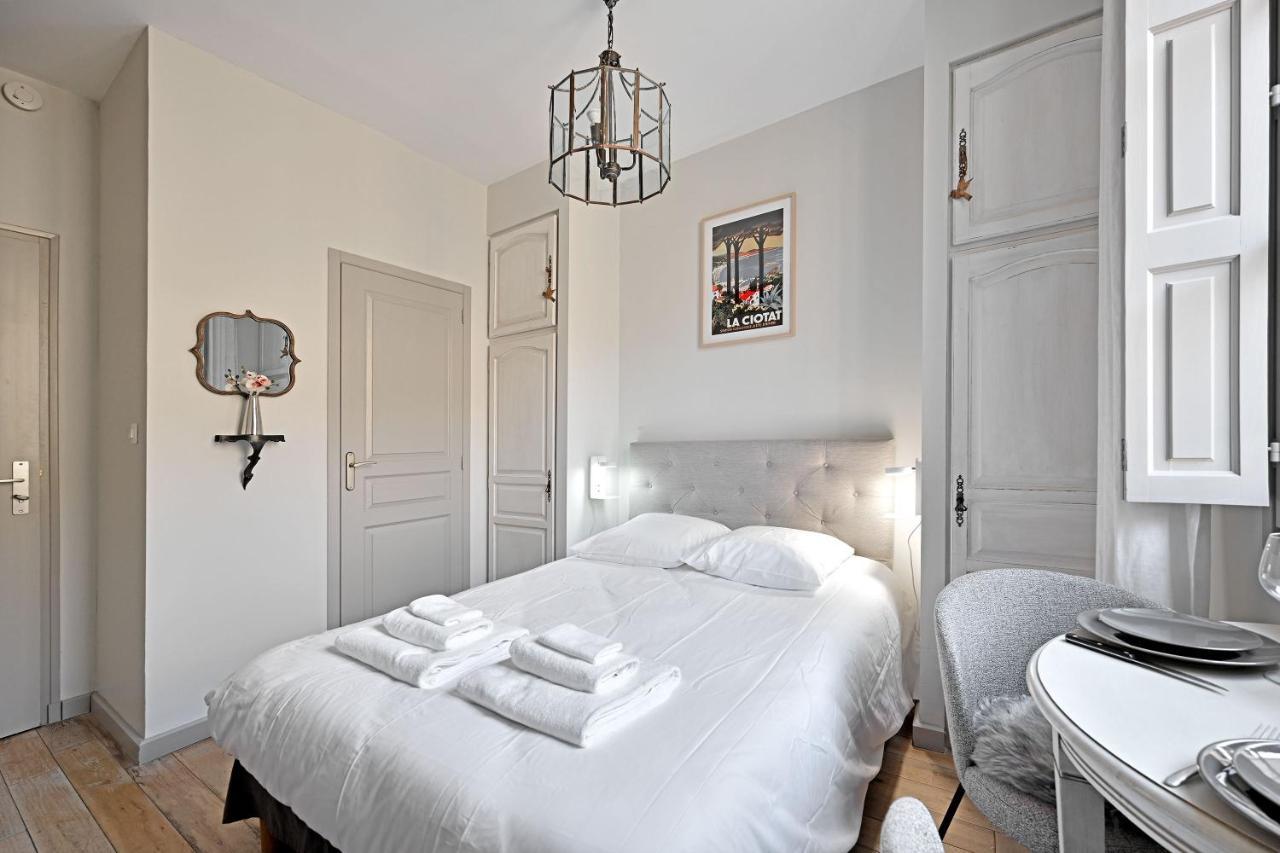 Au Coeur Des Papes, Dans Batisse De Charme Studios & Appartements En Coeur De Ville Avignon Buitenkant foto