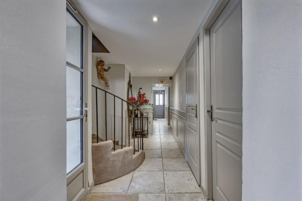 Au Coeur Des Papes, Dans Batisse De Charme Studios & Appartements En Coeur De Ville Avignon Buitenkant foto