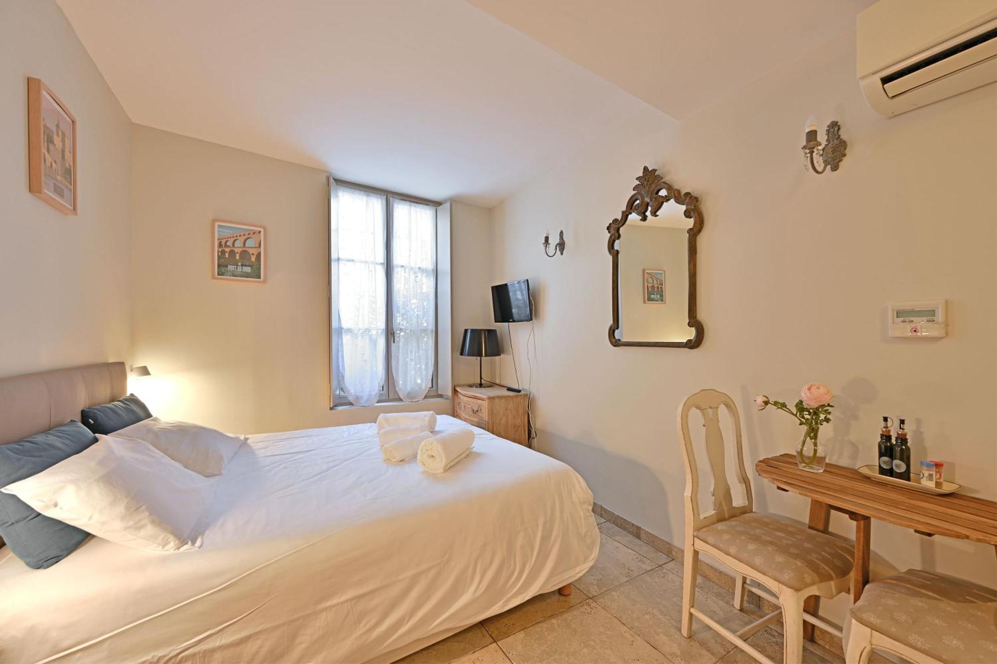 Au Coeur Des Papes, Dans Batisse De Charme Studios & Appartements En Coeur De Ville Avignon Buitenkant foto