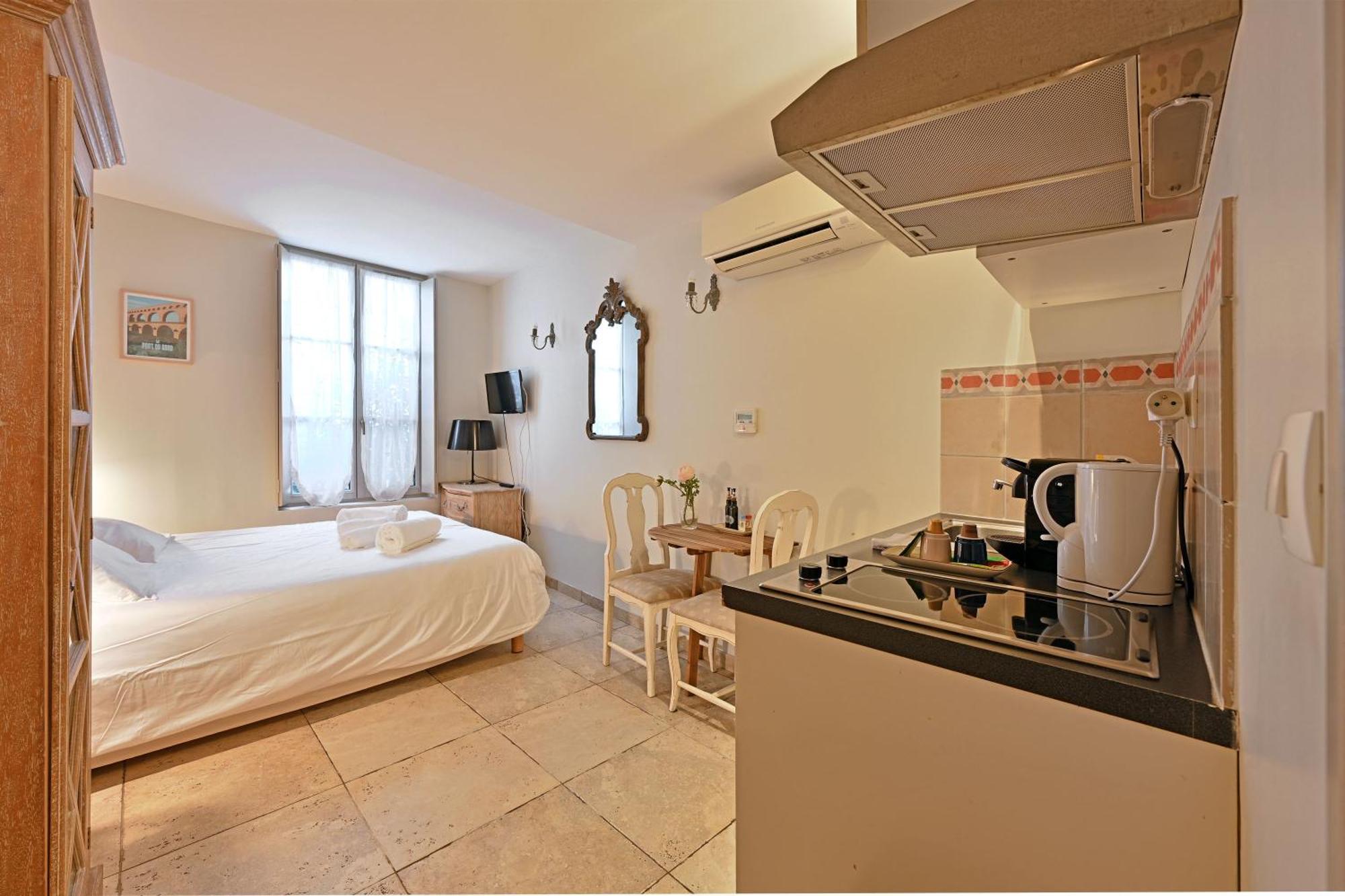 Au Coeur Des Papes, Dans Batisse De Charme Studios & Appartements En Coeur De Ville Avignon Buitenkant foto